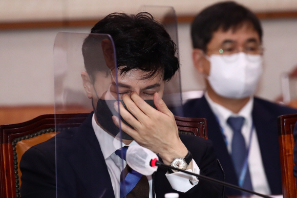 한동훈 법무부 장관이 29일 국회에서 열린 법제사법위원회 전체회의에 참석해 생각에 잠겨 있다.2022. 8. 29  정연호 기자