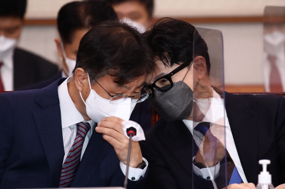 29일 국회에서 열린 법제사법위원회 전체회의에서 한동훈 법무부 장관(오른쪽)과 최재해 감사원장이 대화하고 있다.2022. 8. 29  정연호 기자