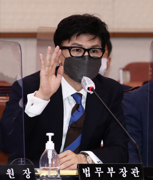 한동훈 법무부 장관이 29일 국회에서 열린 법제사법위원회 전체회의에서 발언권을 얻기위해 손을 들고 있다.2022. 8. 29  정연호 기자