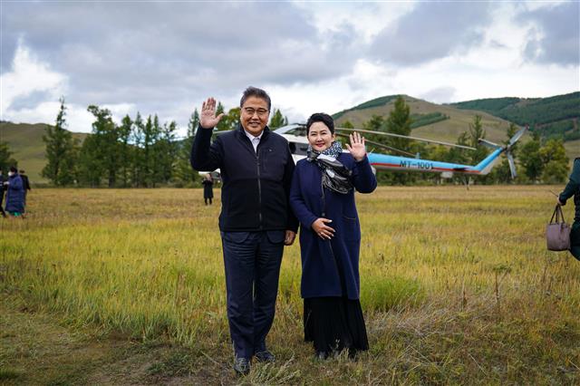 한-몽골 외교장관 ‘몽골 대통령 전용헬기 앞에서’