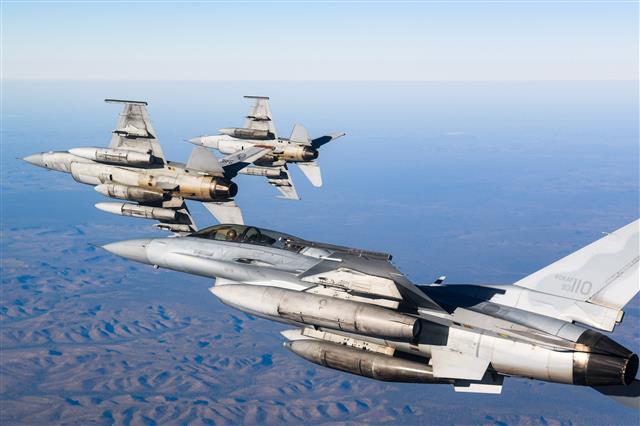 다국적 연합훈련 ‘피치블랙(Pitch Black)’에 참가한 공군 KF-16 항공기 3대가 23일(현지시간) 훈련 공역에서 주변 지형지물을 익히며 본 훈련을 준비하고 있다. 2022.8.30 공군 제공