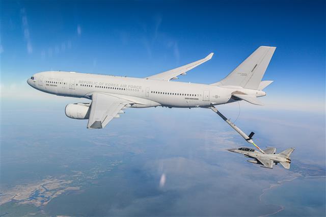 다국적 연합훈련 ‘피치블랙(Pitch Black)’에 참가한 KF-16 4대와 다목적 공중급유 수송기(KC-330) 1대가 23일(현지시간) 호주 다윈 기지와 앰벌리 기지에서 각각 이륙한 후 현지 적응 공중 급유 훈련을 하고 있다. 2022.8.30 공군 제공