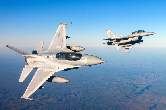 지난 23일 현지적응훈련 비행을 위해 호주 다윈기지에서 이륙한 공군 KF-16 항공기 2대가 훈련 공역에서 주변 지형지물을 익히며 본 훈련을 준비하고 있다. 피치블랙 훈련에 참가한 공군은 본훈련에 앞서 지난 22일부터 25일까지 현지적응훈련을 실시했다. 2022.8.30  공군 제공