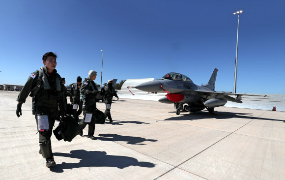 현지적응훈련 비행에 나선 KF-16 조종사들이 항공기에 탑승하기 위해 걸어가고 있다. 피치블랙 훈련에 참가한 공군은 본훈련에 앞서 지난 22일부터 25일까지 현지적응훈련을 실시했다. 2022.8.30  공군 제공