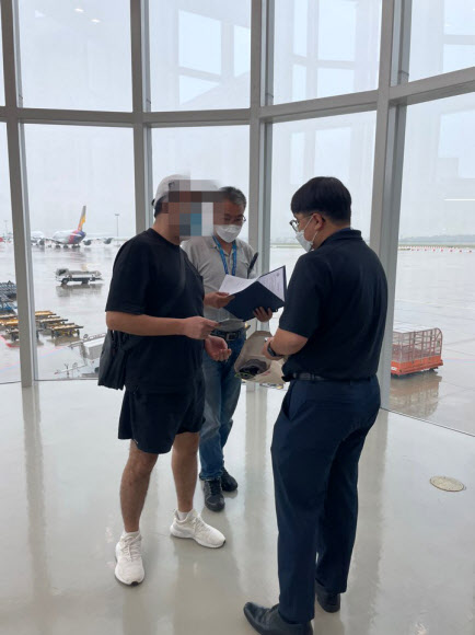 경찰청이 캄보디아로 도피해 숨어있던 사기 사건 피의자 2명을 현지 경찰과 공조해 검거, 국내로 강제송환 했다고 30일 밝혔다. 사진은 인천국제공항을 통해 강제 송환된 피의자 A씨. 2022.8.30  경찰청 제공