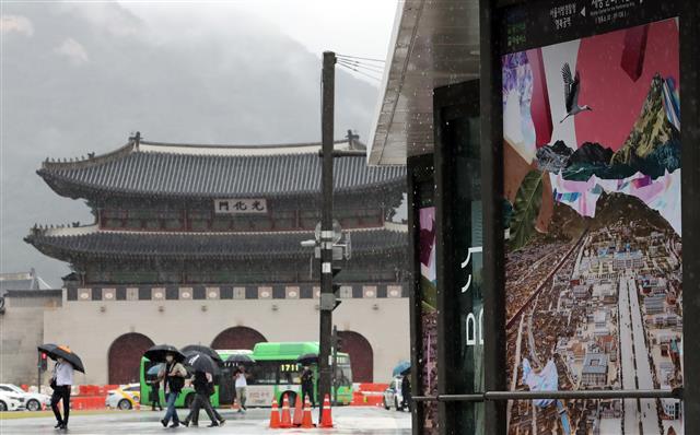 30일 서울 종로구 광화문광장에 설치된 세종문화회관 버스정류장에 조선총독부와 일장기를 연상시키는 그림이 전시 돼 논란이 일고 있다. 2022.8.30 뉴스1