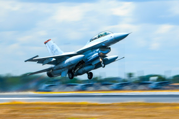 29일(현지시간) 호주 다윈기지에서 피치블랙 주간 비행훈련에 나선 우리 공군 KF-16 전투기가 호주 다윈기지 활주로를 힘차게 이륙하고 있다. 공군은 다음 달 7일까지 피치블랙 훈련에 참가해 주·야간 항공차단, 공세제공, 방어제공, 공중급유 등 실전적인 연합공중훈련을 통해 연합작전 수행능력을 향상할 계획이다. 2022.8.30  공군 제공