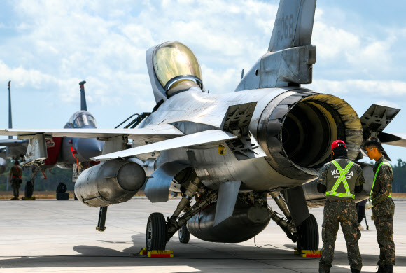 29일(현지시간) 호주 다윈기지 주기장에서 KF-16 전투기 정비사들이 이륙 전 항공기 점검을 하고 있다. 공군은 다음 달 7일까지 피치블랙 훈련에 참가해 주·야간 항공차단, 공세제공, 방어제공, 공중급유 등 실전적인 연합공중훈련을 통해 연합작전 수행능력을 향상할 계획이다. 2022.8.30  공군 제공