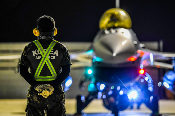 29일(현지시간) 호주 다윈기지에서 피치블랙 훈련 야간 비행에 나선 KF-16 조종사와 정비사(왼쪽)가 이륙 전 점검을 실시하고 있다. 공군은 다음 달 7일까지 피치블랙 훈련에 참가해 주·야간 항공차단, 공세제공, 방어제공, 공중급유 등 실전적인 연합공중훈련을 통해 연합작전 수행능력을 향상할 계획이다. 2022.8.30  공군 제공