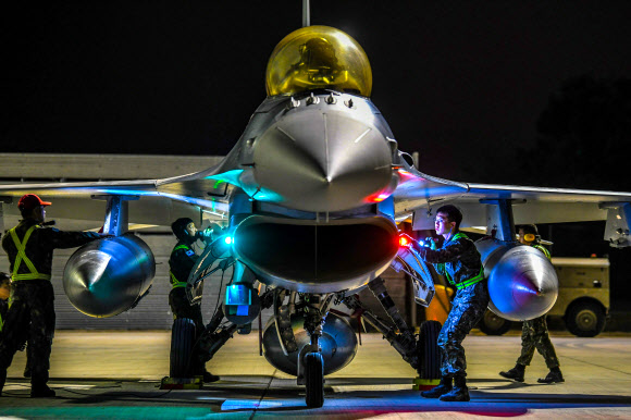 29일(현지시간) 호주 다윈기지에서 피치블랙 훈련 야간 비행에 나선 KF-16 조종사와 정비사들이 이륙 전 점검을 실시하고 있다. 공군은 다음 달 7일까지 피치블랙 훈련에 참가해 주·야간 항공차단, 공세제공, 방어제공, 공중급유 등 실전적인 연합공중훈련을 통해 연합작전 수행능력을 향상할 계획이다. 2022.8.30  공군 제공