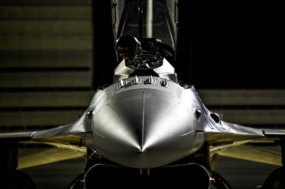 29일(현지시간) 호주 다윈기지에서 피치블랙 훈련 야간 비행에 나선 KF-16 조종사가 항공기에 탑승해 이륙 전 점검을 실시하고 있다. 공군은 다음 달 7일까지 피치블랙 훈련에 참가해 주·야간 항공차단, 공세제공, 방어제공, 공중급유 등 실전적인 연합공중훈련을 통해 연합작전 수행능력을 향상할 계획이다. 2022.8.30  공군 제공