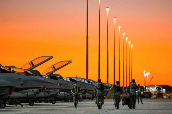 29일(현지시간) 호주 다윈기지에서 피치블랙 훈련 야간 비행에 나선 KF-16 조종사들이 석양을 받으며 각자의 항공기에 탑승하기 위해 걸어가고 있다. 공군은 다음 달 7일까지 피치블랙 훈련에 참가해 주·야간 항공차단, 공세제공, 방어제공, 공중급유 등 실전적인 연합공중훈련을 통해 연합작전 수행능력을 향상할 계획이다. 2022.8.30  공군 제공