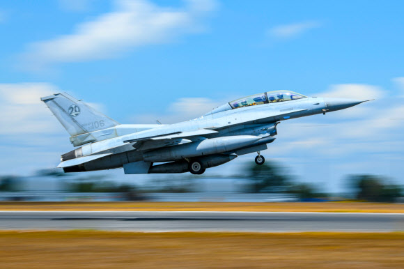 29일(현지시간) 호주 다윈기지에서 피치블랙 주간 비행훈련에 나선 우리 공군 KF-16 전투기가 호주 다윈기지 활주로를 힘차게 이륙하고 있다. 공군은 다음 달 7일까지 피치블랙 훈련에 참가해 주·야간 항공차단, 공세제공, 방어제공, 공중급유 등 실전적인 연합공중훈련을 통해 연합작전 수행능력을 향상할 계획이다. 2022.8.30  공군 제공