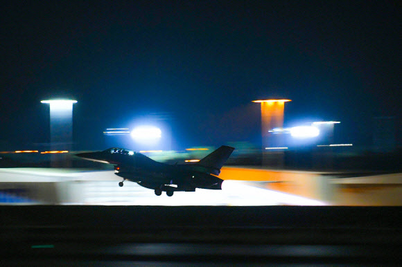 29일(현지시간) 호주 다윈기지에서 피치블랙 훈련 야간 비행에 나선 우리 공군 KF-16 전투기가 호주 다윈기지 활주로를 힘차게 이륙하고 있다. 공군은 다음 달 7일까지 피치블랙 훈련에 참가해 주·야간 항공차단, 공세제공, 방어제공, 공중급유 등 실전적인 연합공중훈련을 통해 연합작전 수행능력을 향상할 계획이다. 2022.8.30  공군 제공