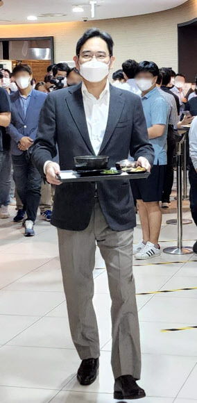 이재용 삼성전자 부회장이 30일 서울 송파구 신천동에 있는 삼성 SDS 잠실캠퍼스를 찾아 구내식당을 이용하고 있다. 2022.8.30  삼성전자 제공