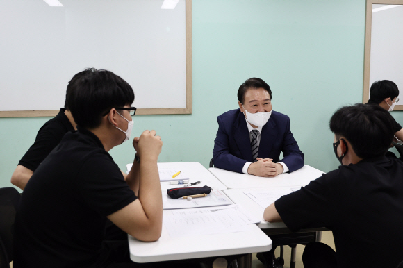 윤석열 대통령이 30일 오전 서울 구로구 가족통합지원센터를 방문해 중도입국자 학생들을 위한 움틈학교 국어수업을 참관하고 학생들의 질문에 답하고 있다. 2022. 8. 30 대통령실 제공