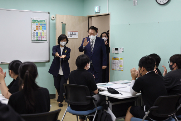 윤석열 대통령이 30일 오전 서울 구로구 가족통합지원센터를 방문해 중도입국자 학생들을 위한 움틈학교 국어수업을 참관하기 위해 교실에 들어서고 있다. 2022. 8. 30 대통령실 제공