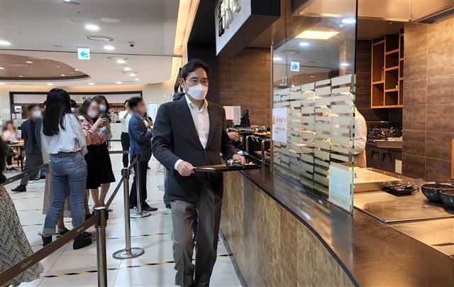 이재용 삼성전자 부회장이 30일 서울 송파구 삼성SDS 잠실캠퍼스 구내식당에서 식사 하기 위해 이동하고 있다.  2022.8.30 삼성전자 제공