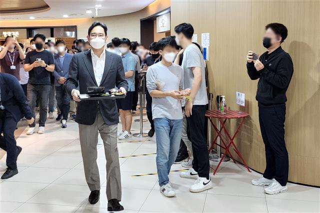 이재용 삼성전자 부회장이 30일 서울 송파구 삼성SDS 잠실캠퍼스 구내식당에서 식사 하기 위해 이동하고 있다. 2022.8.30 삼성전자 제공