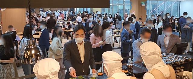 이재용 삼성전자 부회장이 30일 서울 삼성SDS 잠실캠퍼스에서 식사를 위해 구내식당에서 배식을 받고 있다. 2022.8.30 삼성전자 제공