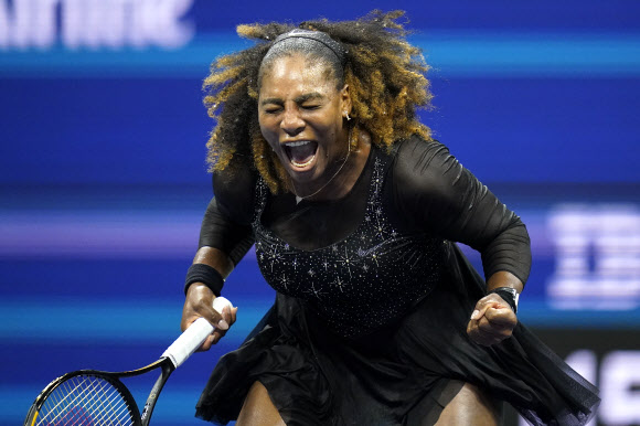 30일(한국시간) 미국 뉴욕의 빌리진 킹 내셔널 테니스센터에서 열린 US오픈 여자단식 1회전에서 세리나 윌리엄스가 포효하고 있다. 뉴욕 AP 뉴시스