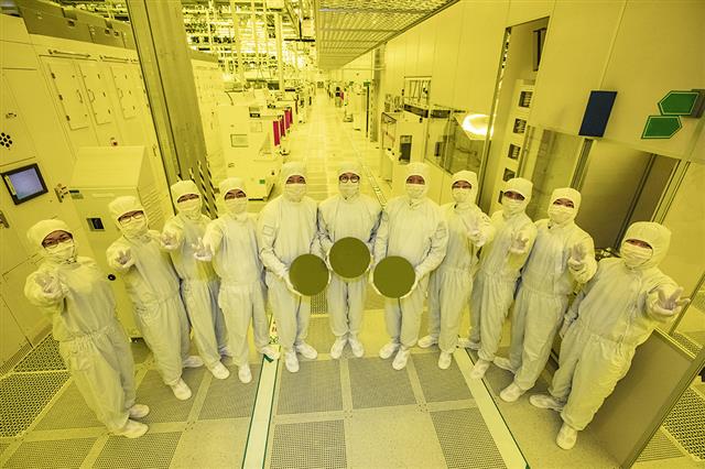 지난 6월 말 삼성전자 화성캠퍼스에서 3나노 반도체 파운드리 양산에 참여한 주역들이 손가락으로 ‘3’을 나타내며 세계 첫 3나노 파운드리 양산 성공을 자축하고 있다.  삼성전자 제공
