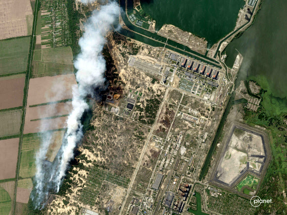 조마조마… 자포리자 원전 인근 폭격에 산불