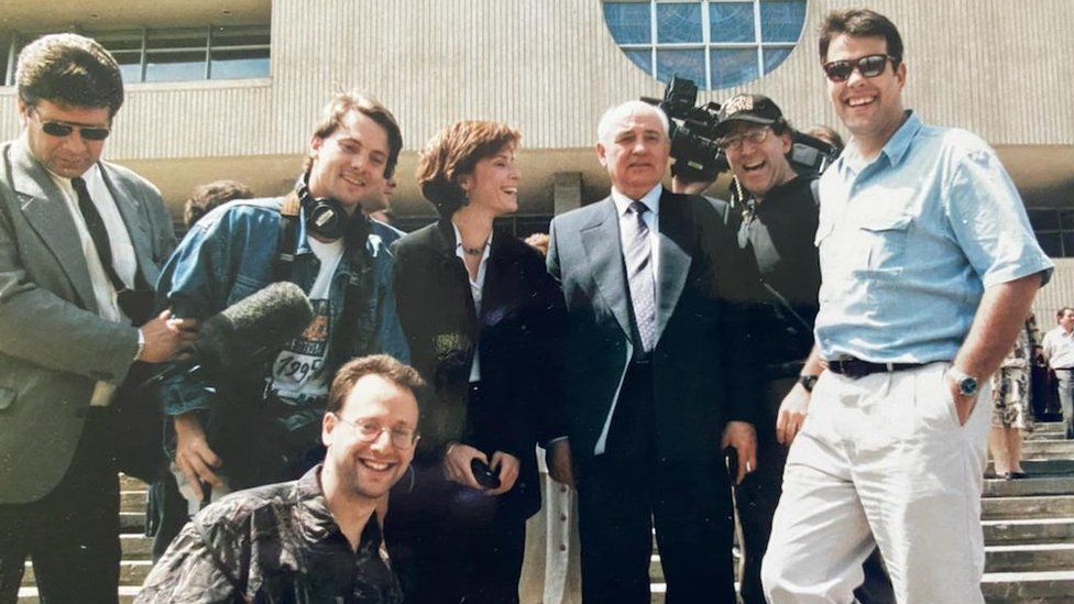 1996년 미하일 고르바초프가 대통령 선거에 출마했을 때 스티브 로젠버그(앞에 앉은 이)와 카메라맨 빅터 쿠퍼(오른쪽 두 번째) 등 미국 CBS 뉴스 제작진과 어울려 포즈를 취하고 있다.