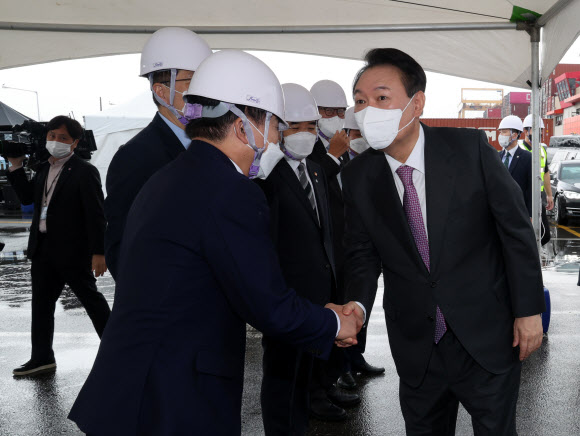 항만물류 현장 시찰나선 윤석열 대통령