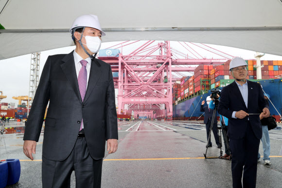 부산항 신항 개발계획 보고받는 윤석열 대통령
