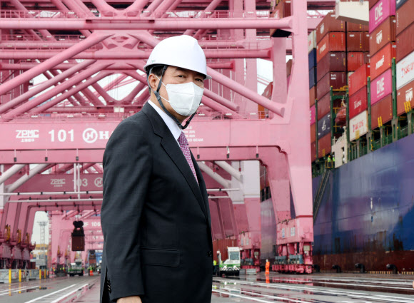 항만물류 현장 방문한 윤석열 대통령