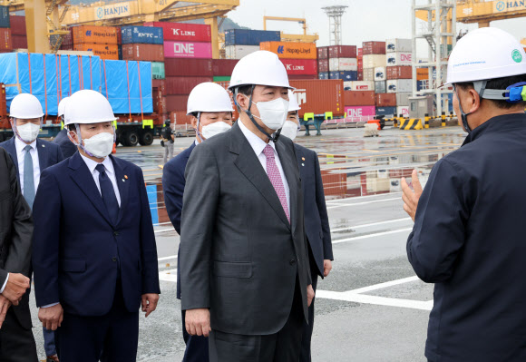 항만물류 현장 방문한 윤석열 대통령