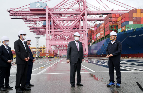 항만물류 현장 방문한 윤석열 대통령