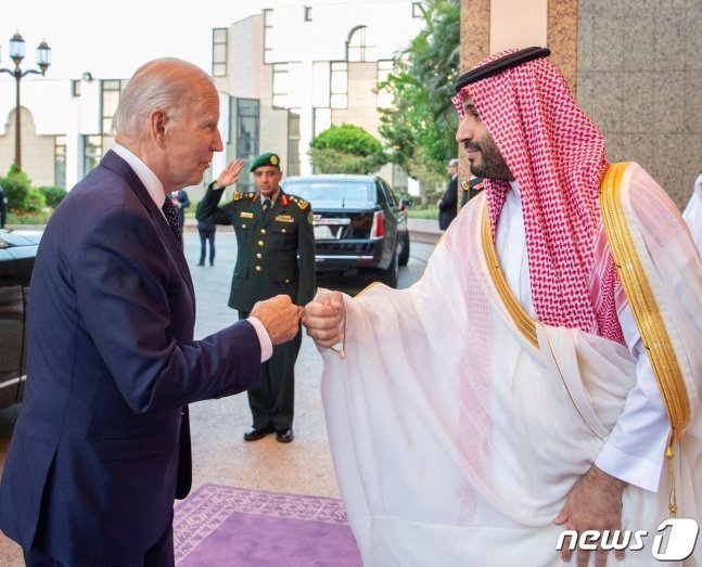 조 바이든 미국 대통령이 지난달 15일(현지시간) 사우디아라비아 제다 왕궁에서 무함마드 빈살만 왕세자와 만나 주먹인사를 나누고 있다. 로이터 뉴스1 자료사진 