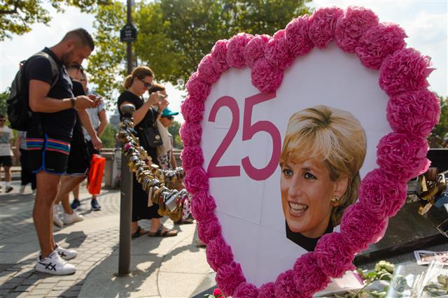 다이애나 왕세자비 사망25주기… 추도하는 파리 시민들