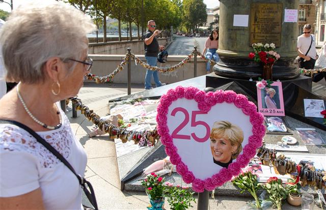 다이애나 왕세자비 사망25주기… 추도하는 파리 시민들