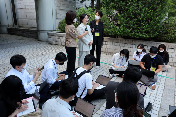 1일 오전 서울중앙지법에서 열린 1심 선고 공판이 끝난 뒤 원고측 법률대리인인 하주희 변호사가 재판 결과에 대한 의견을 밝히고 있다. 2022.09.01 연합뉴스