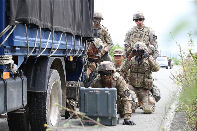 육군 제2작전사령부 예하 1117공병단과 19화생방대대, 한미연합사단 예하 미군 11공병대대 장병들이 1일 오전 대구 수성구 고모역 보수기지 일대에서 열린 ‘한미연합 위험성급조폭발물제거(EHCT) 훈련’에서 폭발물 제거 로봇을 운용하고 있다. ‘을지 자유의 방패(UFS·을지프리덤실드)’ 대미를 장식하는 이번 훈련은 폭발물 제거 등 한미 테러대응 능력을 향상시키고 양국의 교류를 통한 초동조치 공조 태세 유지를 위해 실시됐다. 2022.9.1 뉴스1