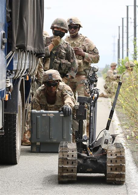 육군 제2작전사령부 예하 1117공병단과 19화생방대대, 한미연합사단 예하 미군 11공병대대 장병들이 1일 오전 대구 수성구 고모역 보수기지 일대에서 열린 ‘한미연합 위험성급조폭발물제거(EHCT) 훈련’에서 폭발물 제거 로봇을 운용하고 있다. ‘을지 자유의 방패(UFS·을지프리덤실드)’ 대미를 장식하는 이번 훈련은 폭발물 제거 등 한미 테러대응 능력을 향상시키고 양국의 교류를 통한 초동조치 공조 태세 유지를 위해 실시됐다. 2022.9.1 뉴스1