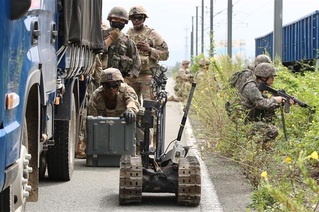 육군 제2작전사령부 예하 1117공병단과 19화생방대대, 한미연합사단 예하 미군 11공병대대 장병들이 1일 오전 대구 수성구 고모역 보수기지 일대에서 열린 ‘한미연합 위험성급조폭발물제거(EHCT) 훈련’에서 폭발물 제거 로봇을 운용하고 있다. ‘을지 자유의 방패(UFS·을지프리덤실드)’ 대미를 장식하는 이번 훈련은 폭발물 제거 등 한미 테러대응 능력을 향상시키고 양국의 교류를 통한 초동조치 공조 태세 유지를 위해 실시됐다. 2022.9.1 뉴스1