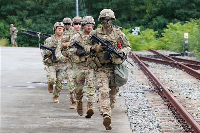 육군 제2작전사령부 예하 1117공병단과 19화생방대대, 한미연합사단 예하 미군 11공병대대 장병들이 1일 오전 대구 수성구 고모역 보수기지 일대에서 열린 ‘한미연합 위험성급조폭발물제거(EHCT) 훈련’에서 가상의 테러 상황에 대응하고 있다. ‘을지 자유의 방패(UFS·을지프리덤실드)’ 대미를 장식하는 이번 훈련은 폭발물 제거 등 한미 테러대응 능력을 향상시키고 양국의 교류를 통한 초동조치 공조 태세 유지를 위해 실시됐다. 2022.9.1 뉴스1