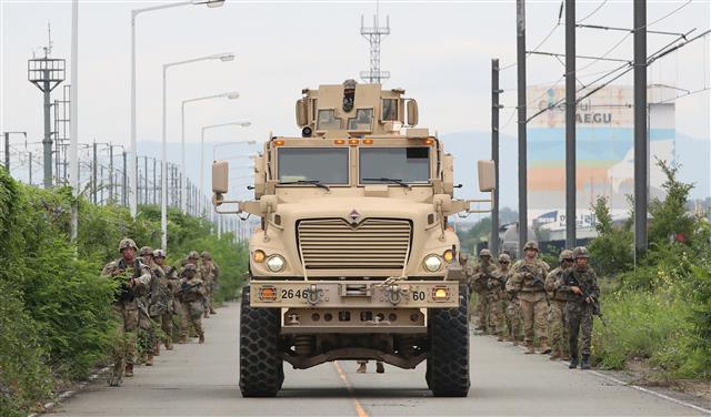 육군 제2작전사령부 예하 1117공병단과 19화생방대대, 한미연합사단 예하 미군 11공병대대 장병들이 1일 오전 대구 수성구 고모역 보수기지 일대에서 ‘한미연합 위험성급조폭발물제거(EHCT) 훈련’을 실시하고 있다. ‘을지 자유의 방패(UFS·을지프리덤실드)’ 대미를 장식하는 이번 훈련은 폭발물 제거 등 한미 테러대응 능력을 향상시키고 양국의 교류를 통한 초동조치 공조 태세 유지를 위해 실시됐다. 2022.9.1 뉴스1