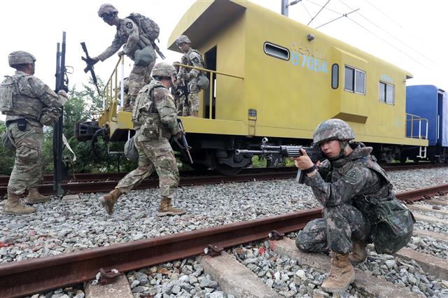 육군 제2작전사령부 예하 1117공병단과 19화생방대대, 한미연합사단 예하 미군 11공병대대 장병들이 1일 오전 대구 수성구 고모역 보수기지 일대에서 열린 ‘한미연합 위험성급조폭발물제거(EHCT) 훈련’에서 가상의 테러 상황에 대응하고 있다. ‘을지 자유의 방패(UFS·을지프리덤실드)’ 대미를 장식하는 이번 훈련은 폭발물 제거 등 한미 테러대응 능력을 향상시키고 양국의 교류를 통한 초동조치 공조 태세 유지를 위해 실시됐다. 2022.9.1 뉴스1