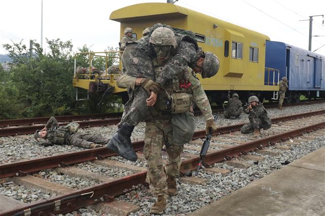 육군 제2작전사령부 예하 1117공병단과 19화생방대대, 한미연합사단 예하 미군 11공병대대 장병들이 1일 오전 대구 수성구 고모역 보수기지 일대에서 열린 ‘한미연합 위험성급조폭발물제거(EHCT) 훈련’에서 가상의 테러로 발생한 부상자를 이송하고 있다. ‘을지 자유의 방패(UFS…을지프리덤실드)’ 대미를 장식하는 이번 훈련은 폭발물 제거 등 한미 테러대응 능력을 향상시키고 양국의 교류를 통한 초동조치 공조 태세 유지를 위해 실시됐다. 2022.9.1 뉴스1