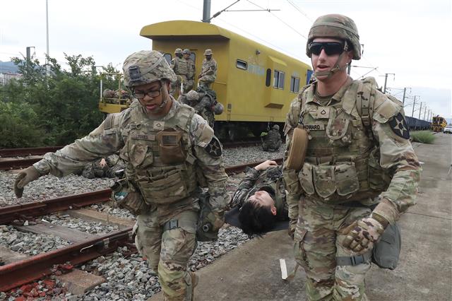 육군 제2작전사령부 예하 1117공병단과 19화생방대대, 한미연합사단 예하 미군 11공병대대 장병들이 1일 오전 대구 수성구 고모역 보수기지 일대에서 열린 ‘한미연합 위험성급조폭발물제거(EHCT) 훈련’에서 가상의 테러로 발생한 부상자를 이송하고 있다. ‘을지 자유의 방패(UFS…을지프리덤실드)’ 대미를 장식하는 이번 훈련은 폭발물 제거 등 한미 테러대응 능력을 향상시키고 양국의 교류를 통한 초동조치 공조 태세 유지를 위해 실시됐다. 2022.9.1 뉴스1