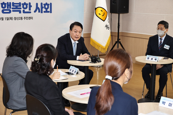 윤석열 대통령이 1일 오전 서울 종로구 창신2동 주민센터에서 열린 ‘위기가구 발굴 체계 강화를 위한 현장간담회’에서 모두발언을 하고 있다. 2022. 9. 1 박지환 기자