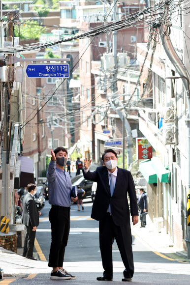 창신동 주택가 살펴보는 윤석열 대통령
