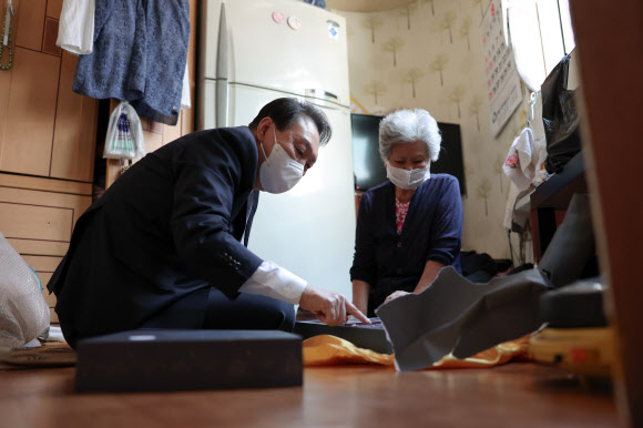 윤석열 대통령이 1일 서울 종로구 창신2동 주민센터에서 열린 위기가구 발굴 체계 강화를 위한 현장 간담회를 마친 후 기초생활 수급 독거노인 가구를 방문해 추석 선물을 전달하고 있다. 2022.09.01. 뉴시스