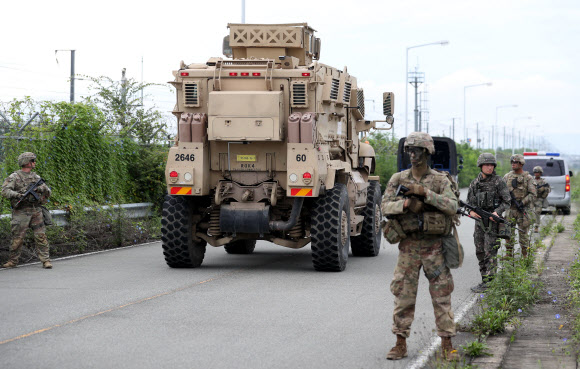 ‘을지 자유의 방패’(UFS…을지프리덤실드) 2부 훈련기간인 1일 대구 수성구 고모역에서 육군 제2작전사령부 예하 1117공병단…19화생방대대, 한미연합사 예하 미군 11공병대대 장병들이 폭발물 탐색 및 제거, 교전 등의 실전 같은 훈련을 하며 호흡을 맞추고 있다. 2022.9.1  연합뉴스