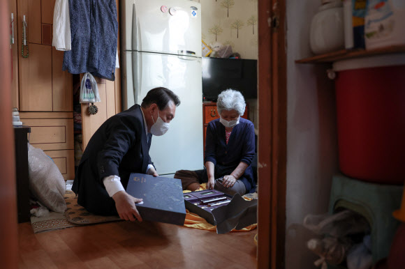 독거노인 가구 방문한 윤석열 대통령